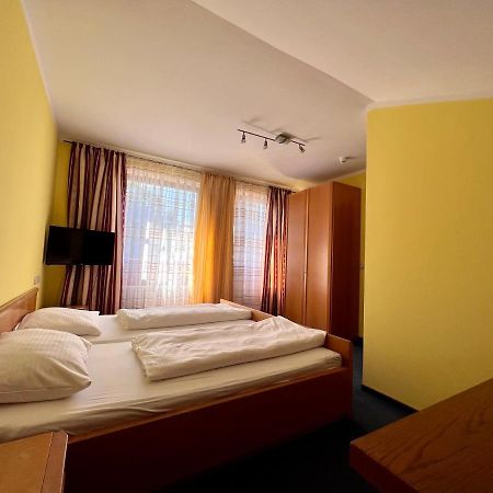 Hotel-Gasthof Deutschmeister โดเนาเวิร์ท ภายนอก รูปภาพ