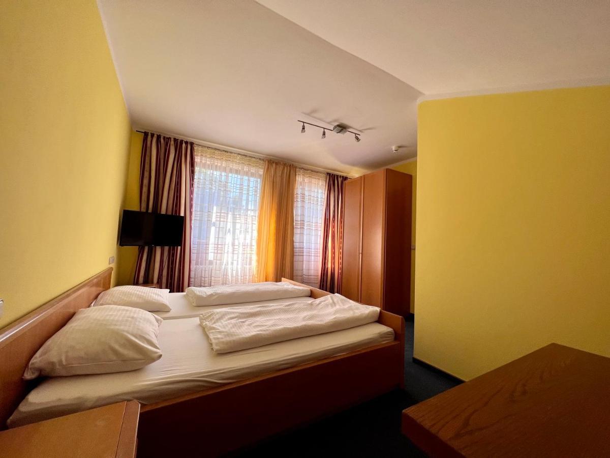 Hotel-Gasthof Deutschmeister โดเนาเวิร์ท ภายนอก รูปภาพ