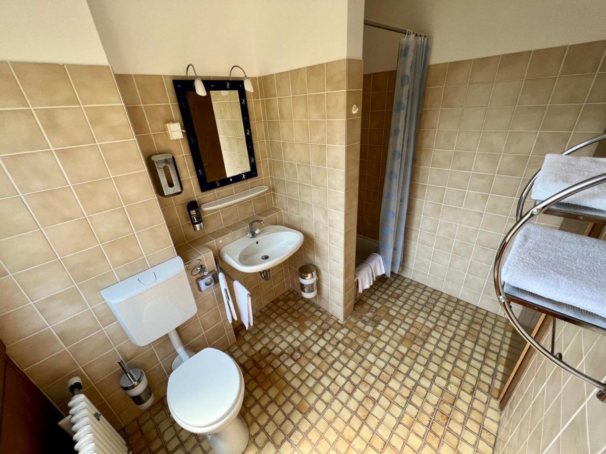 Hotel-Gasthof Deutschmeister โดเนาเวิร์ท ภายนอก รูปภาพ