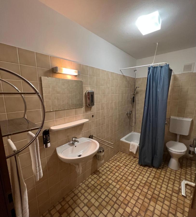 Hotel-Gasthof Deutschmeister โดเนาเวิร์ท ภายนอก รูปภาพ