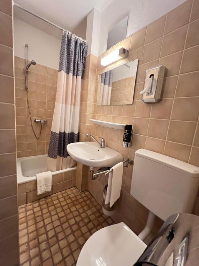 Hotel-Gasthof Deutschmeister โดเนาเวิร์ท ภายนอก รูปภาพ