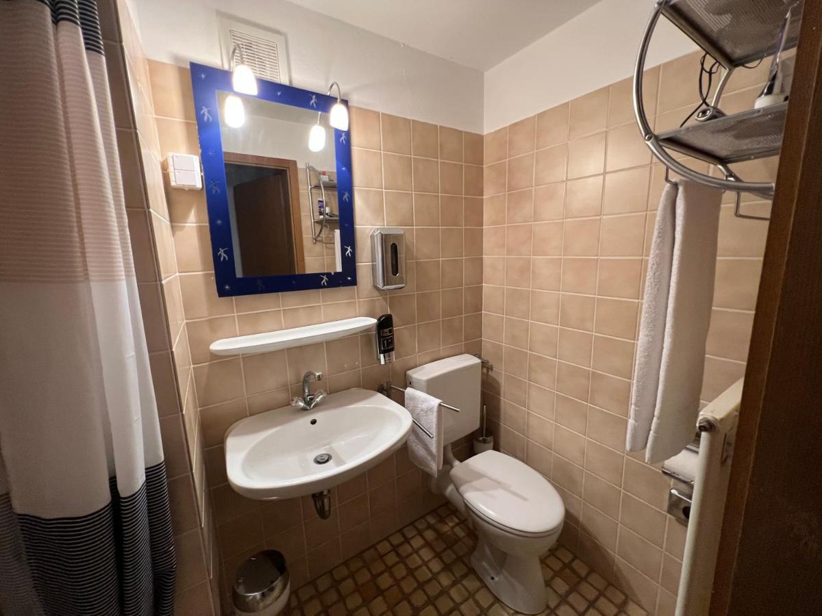 Hotel-Gasthof Deutschmeister โดเนาเวิร์ท ภายนอก รูปภาพ