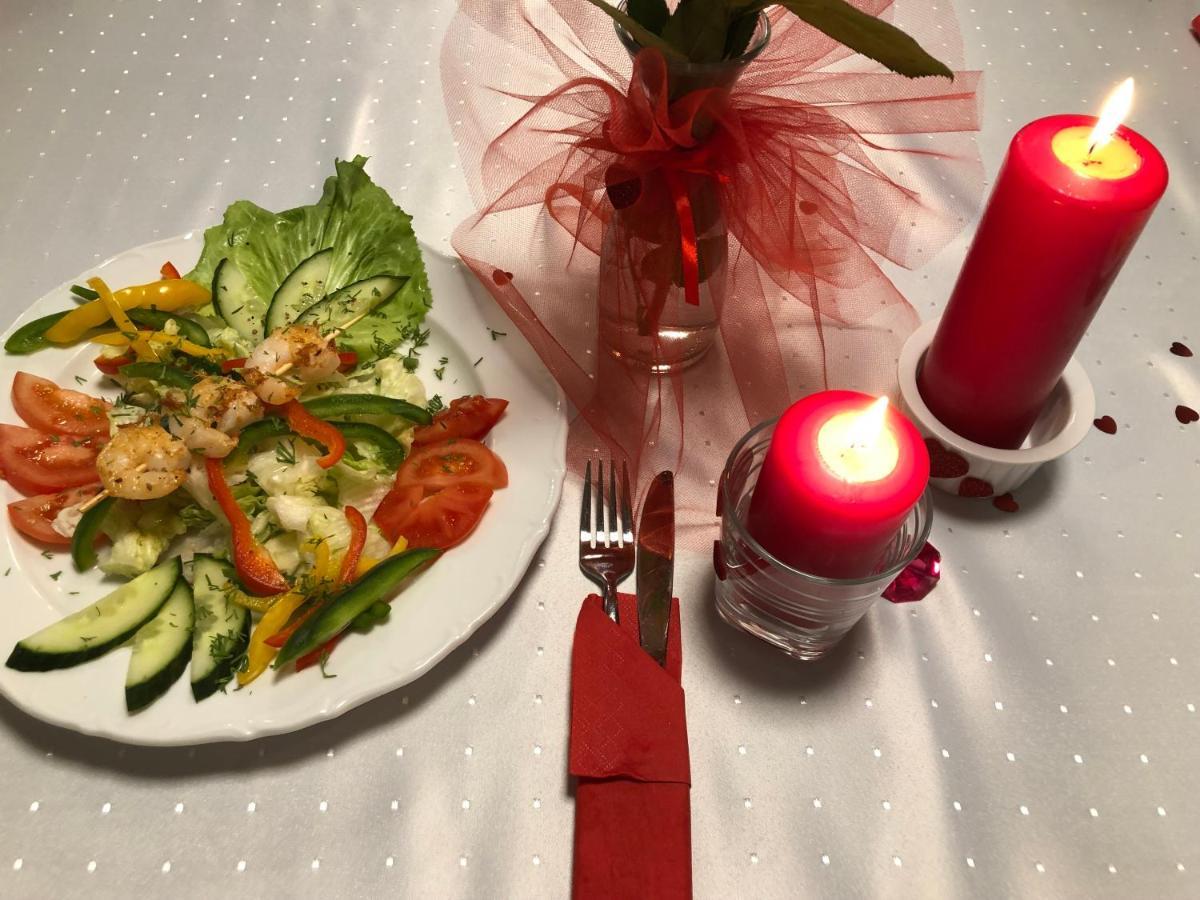 Hotel-Gasthof Deutschmeister โดเนาเวิร์ท ภายนอก รูปภาพ