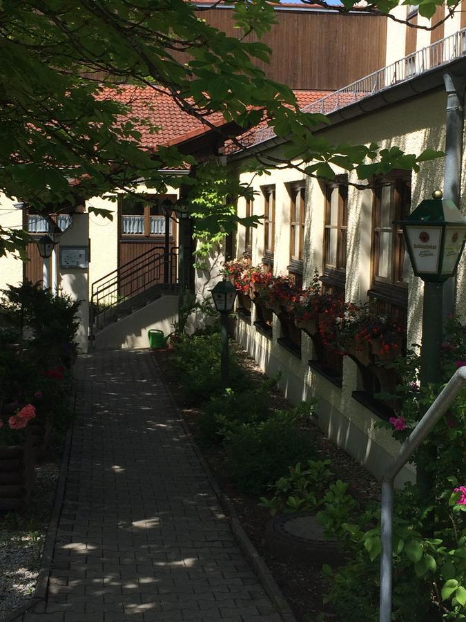 Hotel-Gasthof Deutschmeister โดเนาเวิร์ท ภายนอก รูปภาพ