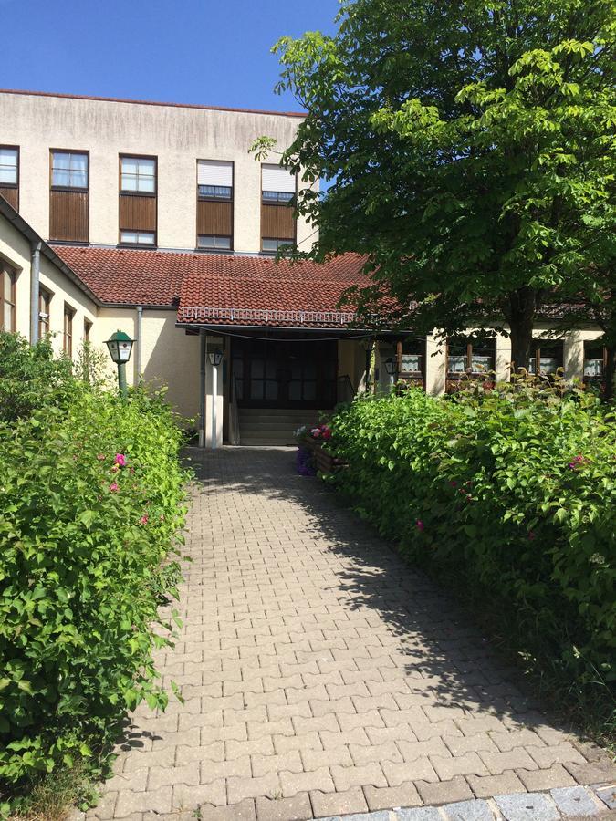 Hotel-Gasthof Deutschmeister โดเนาเวิร์ท ภายนอก รูปภาพ